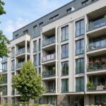Moderne Wohngebäude-Fassade als Sinnbild für die Gebäudeversicherung bei Mietwohnungen